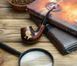 Fajka z drewna gruszki "ZESTAW" z grawerunkiem "Sherlock Holmes" ze stojakiem i ubijakiem